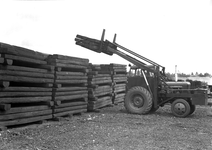 803842 Gezicht op de stapelplaats van het houtbereidingsbedrijf (HBI) van de N.S. te Dordrecht.